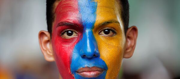 Venezüella'nın başkenti Caracas'ta Devlet Başkanı Maduro'yu protesto eden bir muhalefet destekçisi - Sputnik Türkiye