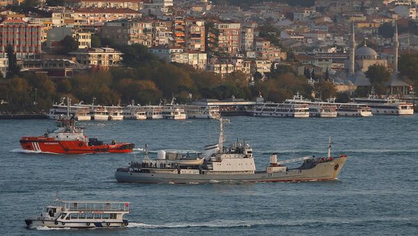 İstanbul Boğazı'nı geçen Rus savaş gemisi Liman - Sputnik Türkiye