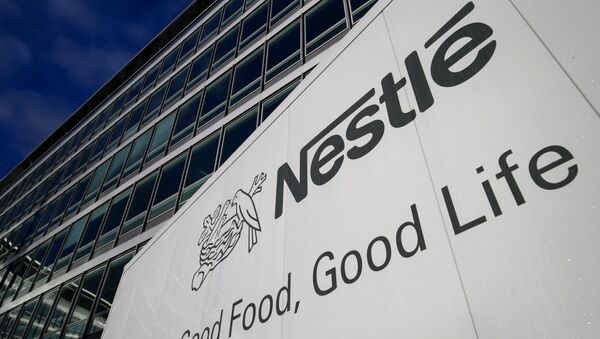 A sign of the world's biggest food company Nestle is seen at their headquarters on October 17, 2013 in Vevey - Sputnik Türkiye