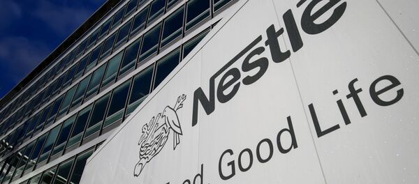 A sign of the world's biggest food company Nestle is seen at their headquarters on October 17, 2013 in Vevey - Sputnik Türkiye