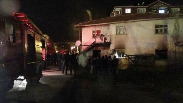 Ankara'nın Kahramankazan ilçesinde Suriyeli bir ailenin kaldığı gecekondunun kimliği belirsiz kişilerce kundaklandı - Sputnik Türkiye