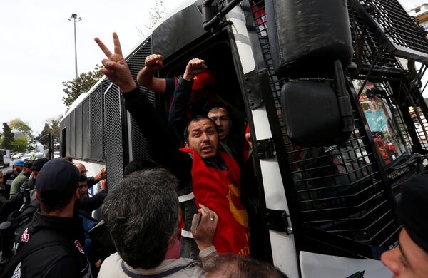 1 Mayıs için Beşiktaş'tan Taksim'e yürümek isterken gözaltına alınan grup. - Sputnik Türkiye