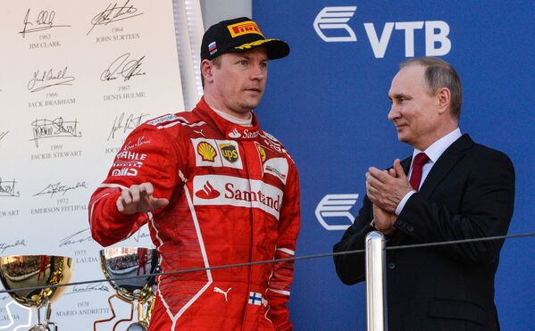 Rusya Devlet Başkanı Vladimir Putin, Formula 1 Dünya Şampiyonası'nın 4. yarışı Rusya Grand Prix'sinde üçüncü olan Ferrari pilotu Kimi Raikkonen'le. - Sputnik Türkiye