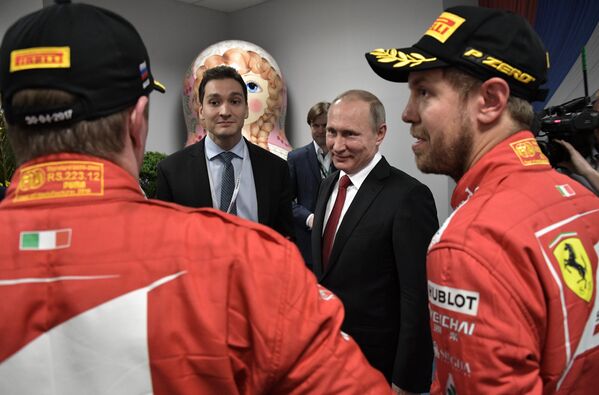 Rusya Devlet Başkanı Vladimir Putin, Formula 1'de sezonun 4. ayağı Rusya Grand Prix'sinde ilk üç sıraya yerleşen pilotlar Valtteri Bottas, Sebastian Vettel ve Kimi Raikkonen’le ödül töreni sonrası kuliste bir araya geldi.  “Formula 1 hayranları her geçen gün artıyor” diyen Putin “Soçi’deki tüm oteller dolu” ifadelerini kullandı. - Sputnik Türkiye