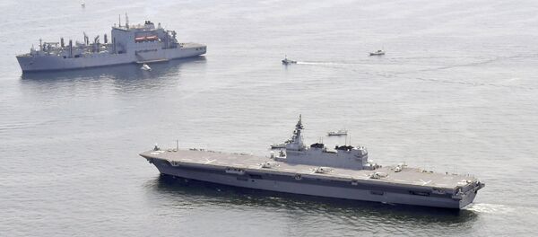 Japonya'nın en büyük savaş gemisi İzumo (sağda) ve ABD'nin bölgeye gönderdiği ikmal gemisi (solda) - Sputnik Türkiye