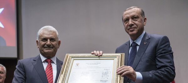 Cumhurbaşkanı Erdoğan, parti genel merkezinde üyelik beyannamesini imzalayarak AK Parti'ye üye oldu. - Sputnik Türkiye