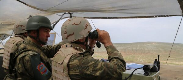 Türkiye ve Azerbaycan'ın ortak tatbikatında, top ve hava saldırısının ardından tank ve zırhlı araçlar düşman hedeflerine doğru atışlar yaparak atağa geçti. - Sputnik Türkiye