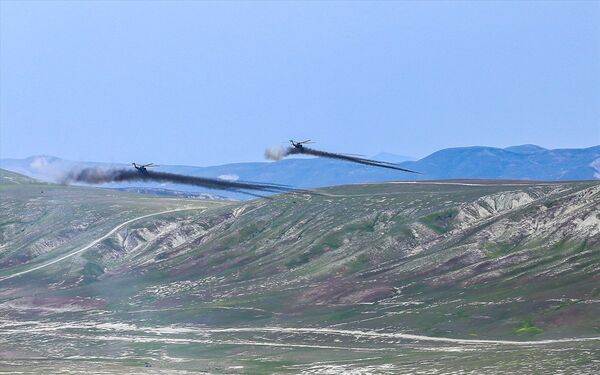 Ortak tatbikatta, temsili düşman hedeflerine helikopterlerden atış yapıldı. - Sputnik Türkiye