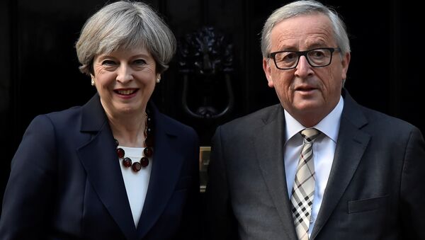 İngiltere Başbakanı Theresa May ve AB Komisyonu Başkanı Jean-Claude Juncker - Sputnik Türkiye