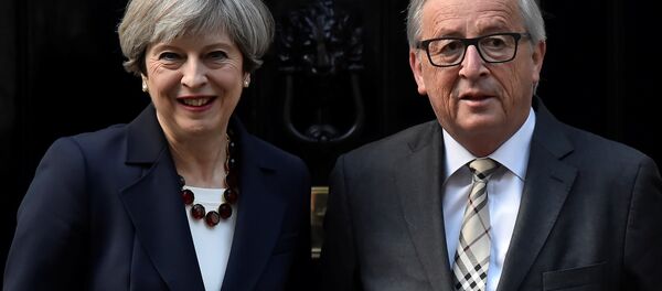 İngiltere Başbakanı Theresa May ve AB Komisyonu Başkanı Jean-Claude Juncker - Sputnik Türkiye