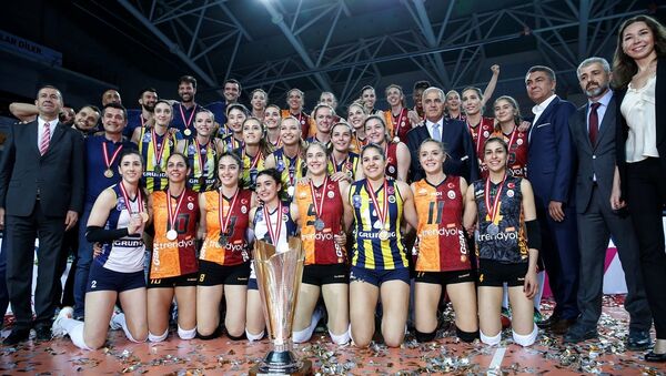 Fenerbahçeli ve Galatasaraylı voleybolcular - Sputnik Türkiye