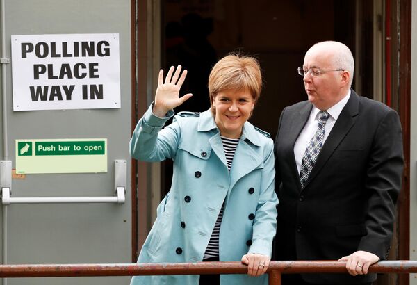 İskoçya Birinci Bakanı Nicola Sturgeon eşiyle birlikte yerel seçimde oyunu Glasgow'da kullandı - Sputnik Türkiye