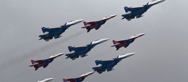Rus Şövalyeleri akrobasi ekibinin Su-30SM ve ve Kırlangıçlar akrobasi grubunun MiG-29 çok fonksiyonlu uçakları. - Sputnik Türkiye