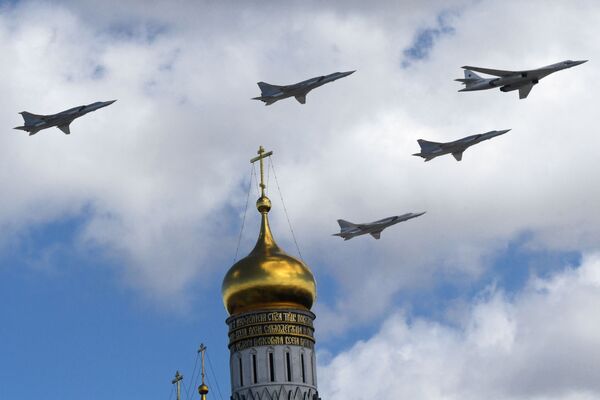 Tu-160 ve Tu-22M3 stratejik bombardıman uçakları. - Sputnik Türkiye