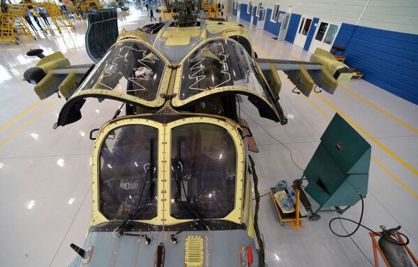 Helikopterde 2 kişilik kabin olup, pilotlardan her biri aracı kullanabiliyor. - Sputnik Türkiye