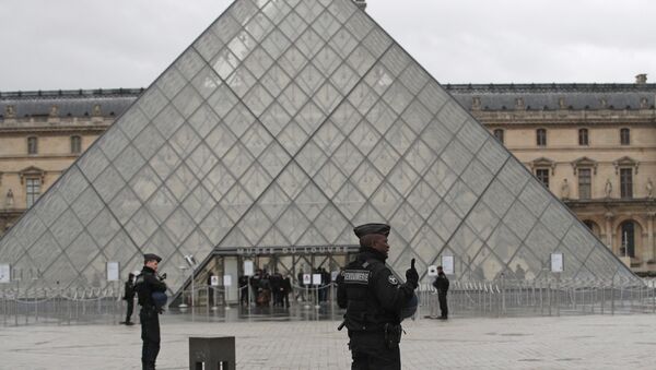 Paris - Louvre - polis - Sputnik Türkiye