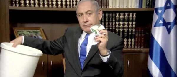 İstail Başbakanı Benyamin Netanyahu Hamas'ın siyaset belgesini çöpe attı - Sputnik Türkiye