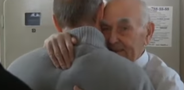 Rusya Devlet Başkanı Vladimir Putin, bir zamanlar şefi olduğu Sovyet istihbarat kuruluşu KGB'nin Almanya eski şefi Lazar Matveyev'e sürpriz doğum günü ziyaretinde bulundu. - Sputnik Türkiye