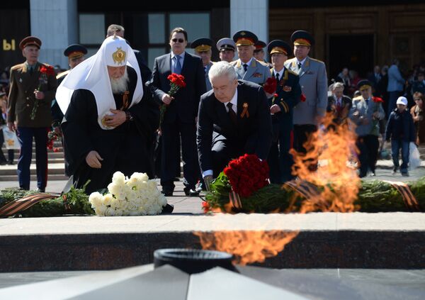 Patrik Kirill ve Moskova Belediye Başkanı Sergey Sobyanin Ebedi Ateş'e çelenk bıraktı - Sputnik Türkiye