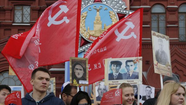 Rusya'nın başkenti Moskova'da 'Ölümsüz Alay' yürüyüşüne katılanlar - Sputnik Türkiye