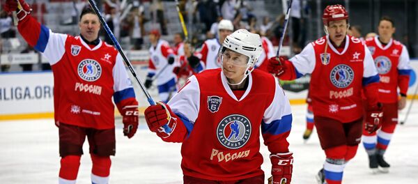 Putin buz hokeyi pistinde - Sputnik Türkiye