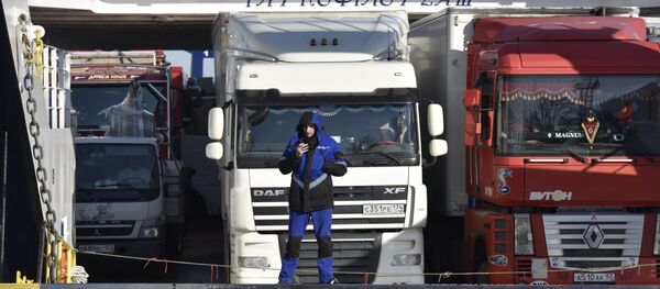 Kırım limanı / Feribot sırası bekleyen TIR'lar - Sputnik Türkiye