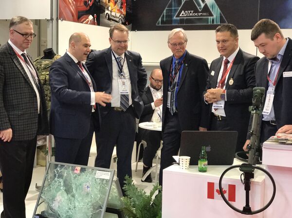 Proterm Genel Müdürü Burçin Girgin (sağdan ikinci) 13. IDEF'te iş adamlarına tanıtım yaparken... - Sputnik Türkiye