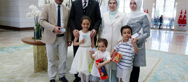 Cumhurbaşkanı Recep Tayyip Erdoğan, Bana Alabed ve ailesine kimliklerini teslim etti - Sputnik Türkiye