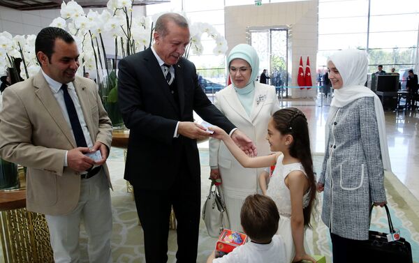 Cumhurbaşkanı Recep Tayyip Erdoğan, Bana Alabed ve ailesine kimliklerini teslim etti - Sputnik Türkiye