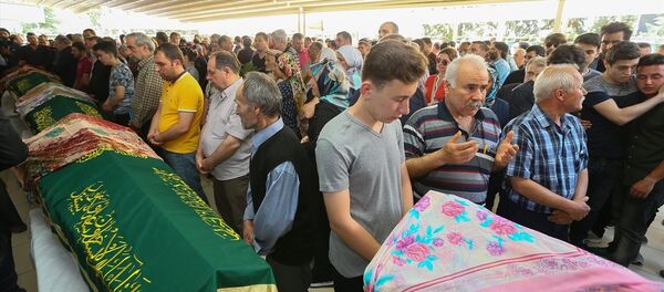 Marmaris'teki otobüs kazasında hayatını kaybedenler Buca'da toprağa verildi - Sputnik Türkiye