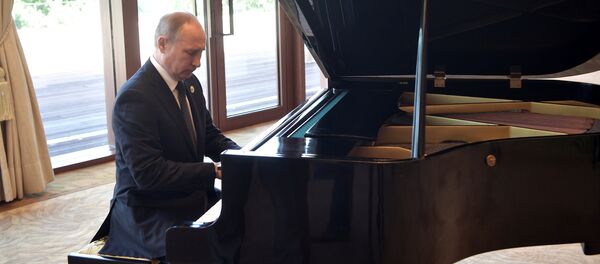Rusya Devlet Başkanı Vladimir Putin piyano çaldı Rusya Devlet Başkanı Vladimir Putin piyano çaldı - Sputnik Türkiye