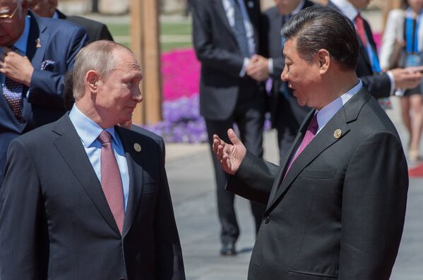 Putin, Yol ve Kuşak Forumu’nun ev sahibi Çin’in Devlet Başkanı Şi Cinping’le de bir araya geldi. Peskov'un aktardığına göre Putin ve Şi, Kore yarımadasındaki gelişmeleri değerlendirdi. - Sputnik Türkiye
