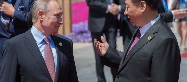 Putin, Yol ve Kuşak Forumu’nun ev sahibi Çin’in Devlet Başkanı Şi Cinping’le de bir araya geldi. Peskov'un aktardığına göre Putin ve Şi, Kore yarımadasındaki gelişmeleri değerlendirdi. - Sputnik Türkiye