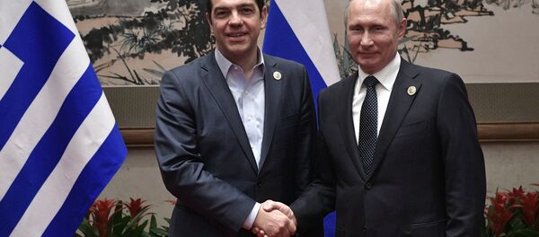 Putin, Kuşak ve Yol Forumu çerçevesinde Yunanistan Başbakanı Aleksis Çipras’la da bir araya geldi.  İki ülke arasındaki ekonomik ilişkilerde yaşanan gelişime dikkat çeken Putin, 2016'da ikili ticaret hacminde yüzde 4'ün biraz üzerinde artış kaydedildiğini anımsattı ve 2017'nin ilk 2 ayında yüzde 80'lik bir artış gerçekleştiğinin altını çizdi. - Sputnik Türkiye