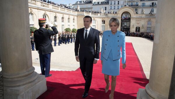 Fransa yeni Cumhurbaşkanı Emmanuel Macron ve eşi Brigitte Trogneux - Sputnik Türkiye