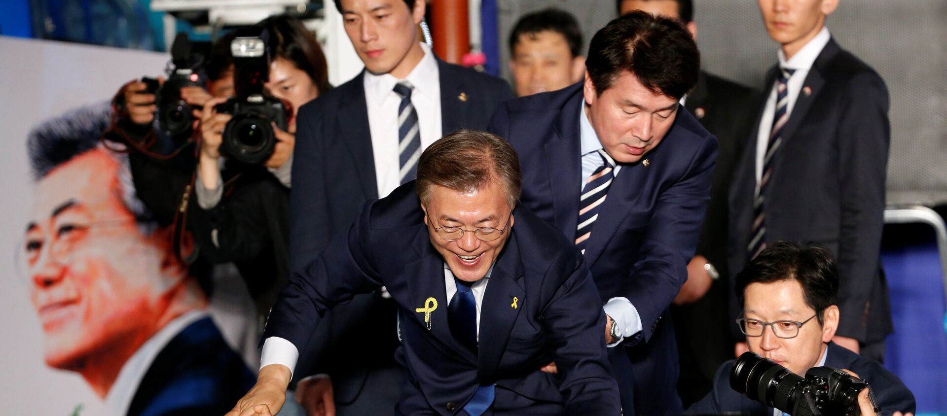 Güney Kore Devlet Başkanı Moon Jae-in ve arkada solda koruması Choi Young-jae - Sputnik Türkiye, 1920, 15.05.2017