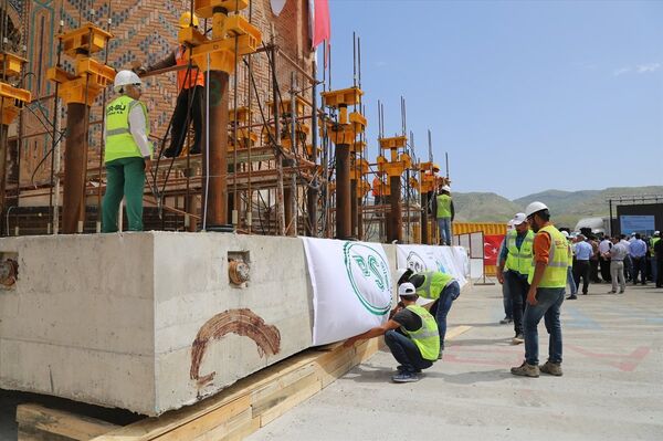 Zeynel Bey Türbesi yeni yerine 6 dakikada yerleştirildi. - Sputnik Türkiye