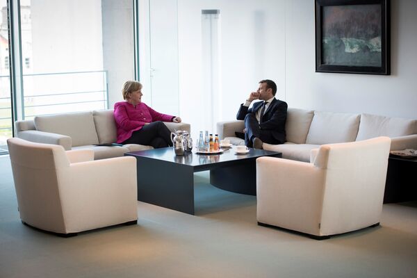 Almanya Başbakanı Angela Merkel ve Fransa Cumhurbaşkanı Emmanuel Macron - Sputnik Türkiye