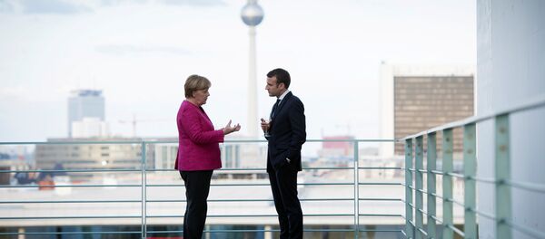 Almanya Başbakanı Angela Merkel ile Fransa Cumhurbaşkanı Emmanuel Macron Berlin'deki Başbakanlık binasında - Sputnik Türkiye