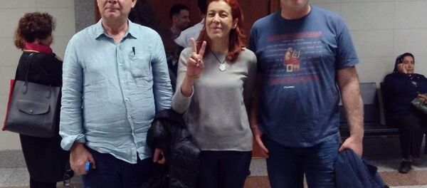 Murat Çelikkan (solda) ve Beyza Üstün (ortada) - Sputnik Türkiye