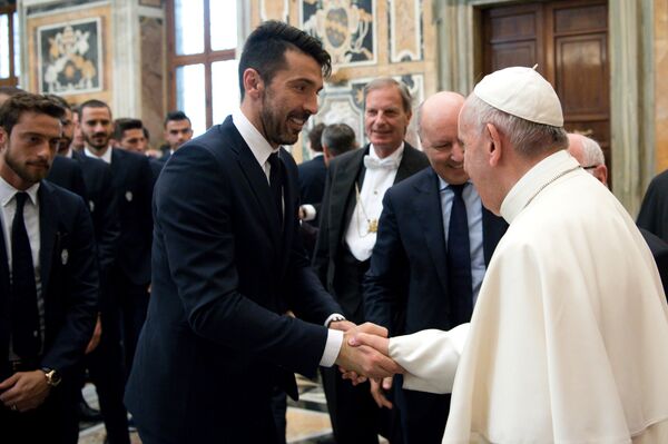 Juventus kalecisi Gianluigi Buffon ve Papa Francis - Sputnik Türkiye