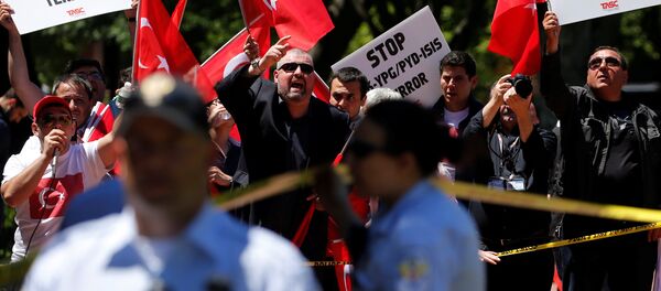 ABD Başkanı Donald Trump ve Türkiye Cumhurbaşkanı Recep Tayyip Erdoğan görüşmesi esnasında Beyaz Saray'ın önünde protestolar vardı. - Sputnik Türkiye