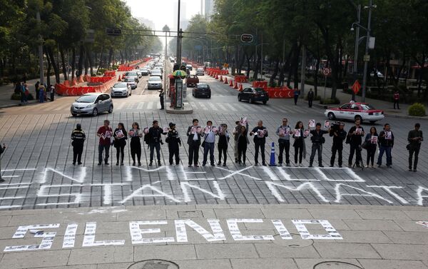 Meslektaşları öldürülen gazeteci Javier Valdez için protesto eylemi yaptı - Sputnik Türkiye