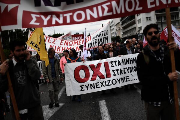 Yunanlar, ilave kemer sıkma önlemlerini protesto etmek için sokağa döküldü. - Sputnik Türkiye