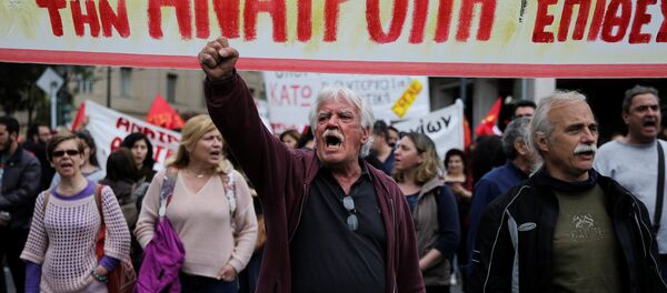 Yunanlar, ilave kemer sıkma önlemlerini protesto etmek için sokağa döküldü. Yunanlar, ilave kemer sıkma önlemlerini protesto etmek için sokağa döküldü. - Sputnik Türkiye