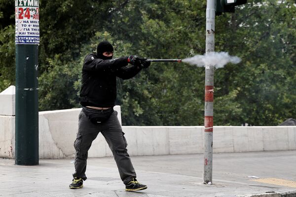 Yunanlar, ilave kemer sıkma önlemlerini protesto etmek için sokağa döküldü. - Sputnik Türkiye