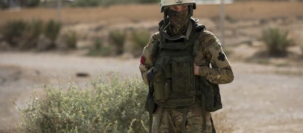 Suriye'de görev yapan bir Rus askeri - Sputnik Türkiye