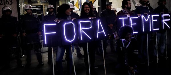 Brezilya'da göstericiler 'Temer Dışarı' yazan ışıklı pankartı taşıdı Brezilya'da göstericiler 'Temer Dışarı' yazan ışıklı pankartı taşıdı - Sputnik Türkiye