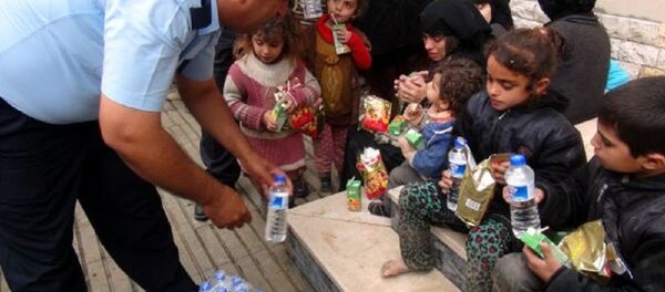 Hatay'da yakalanan göçmenlerin 3 gün aç ve susuz yolculuk yaptıkları ortaya çıktı - Sputnik Türkiye