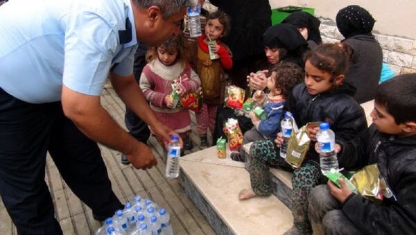 Hatay'da yakalanan göçmenlerin 3 gün aç ve susuz yolculuk yaptıkları ortaya çıktı - Sputnik Türkiye